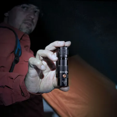 Latarka taktyczna LED Fenix PD25R czarna