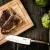 Nóż Laguiole Santoku Olive z deską do krojenia